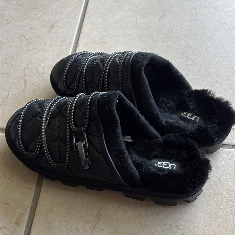 UGG Kids Black Quilted Slippers size 6 (bin 17)